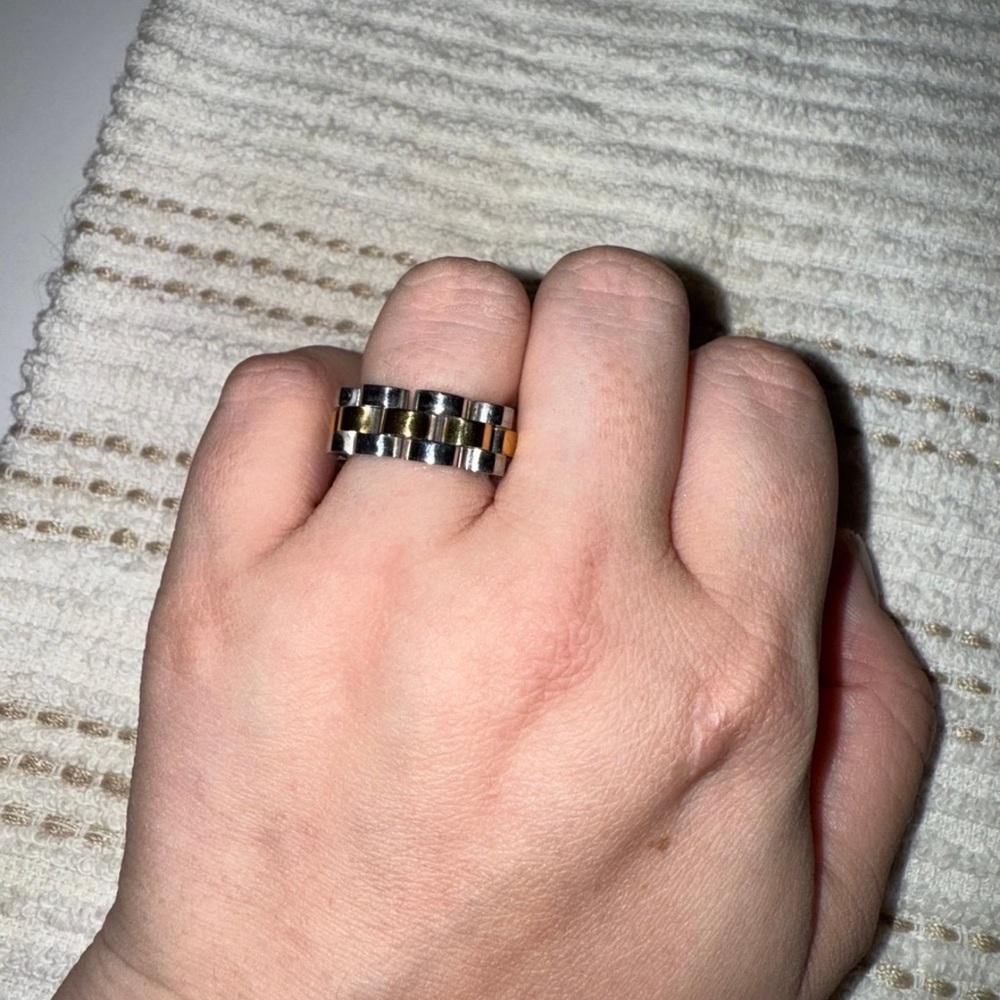 Women’s size 8 watch band ring